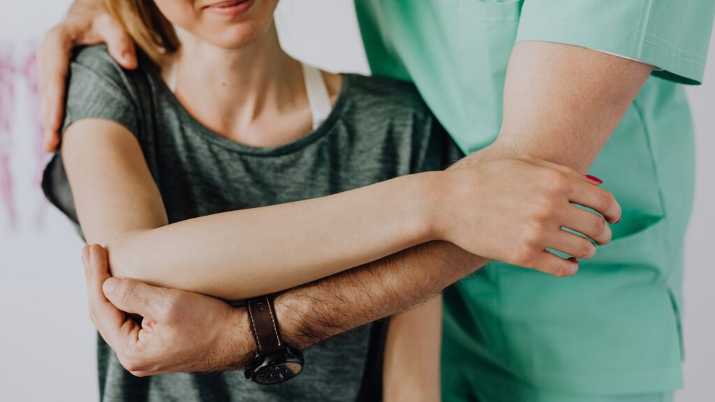 Une femme ayant une douleur au coude en consultation chez l'orthopédiste