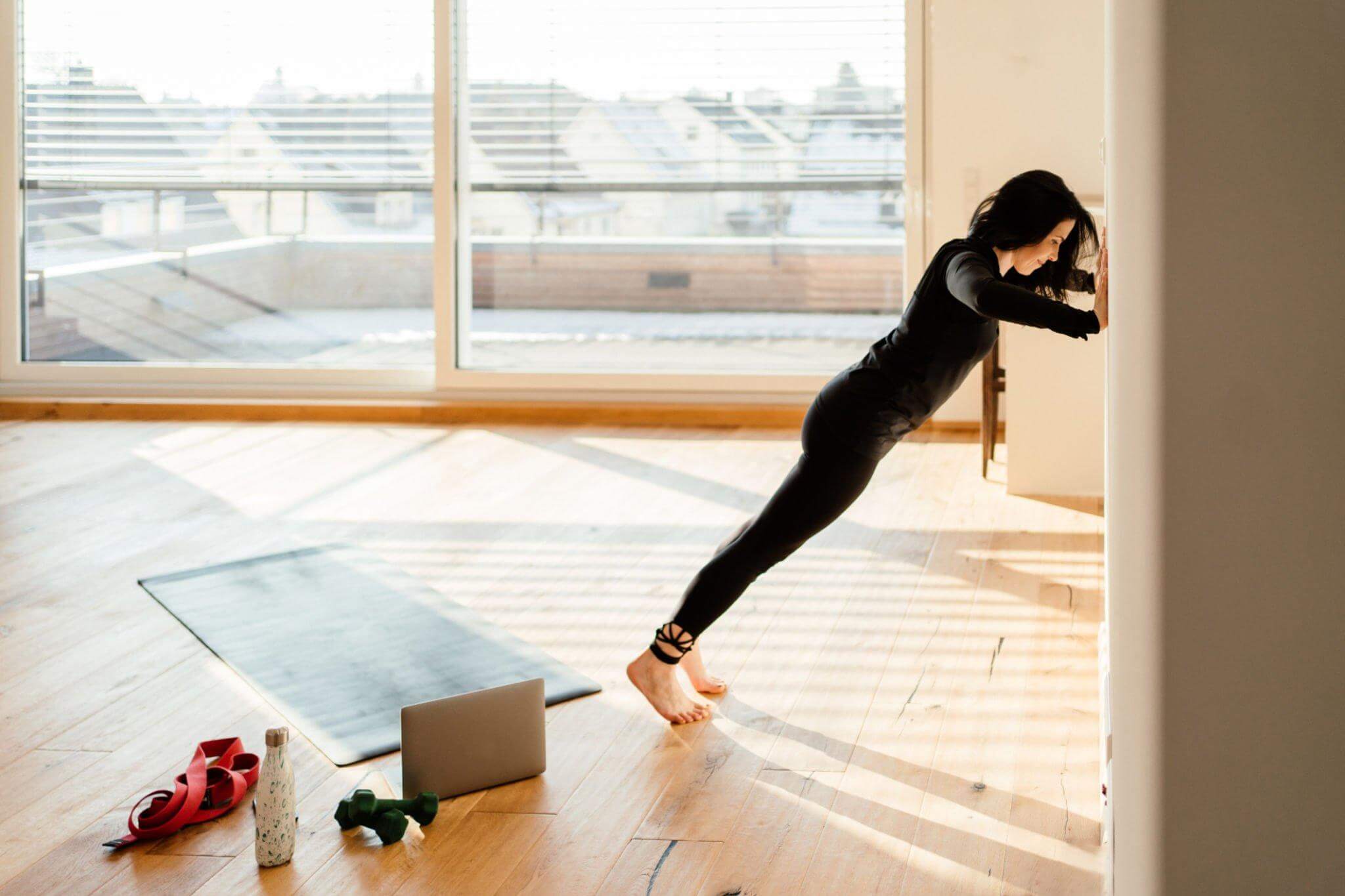 Une femme fait des pushups, un exercice de rééducation l'épaule