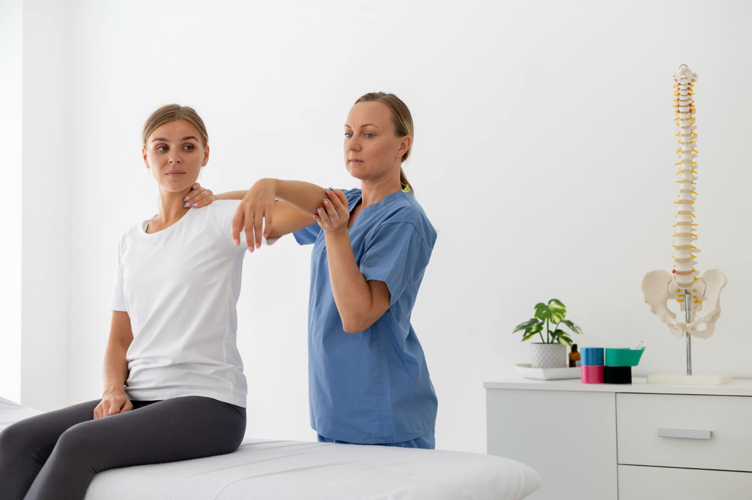 a physio giving tennis elbow rehabilitation exercises to its client